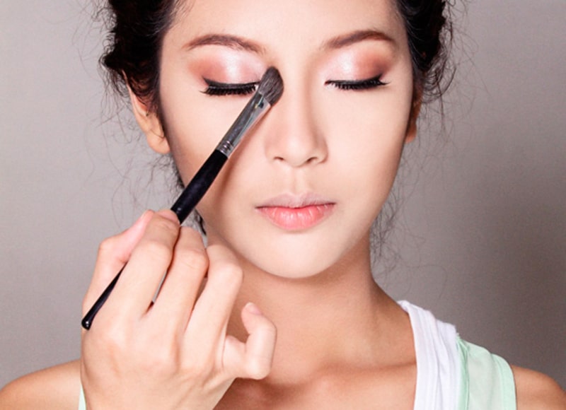 Trang điểm là bí quyết “biến hình” chiếc mũi khổng lồ thành mũi nhỏ xinh như ý
