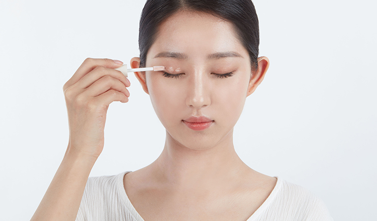 Bằng cách sử dụng kem lót chuyên dụng, chúng ta có thể giảm thiểu được tình trạng bóng dầu của mí mắt