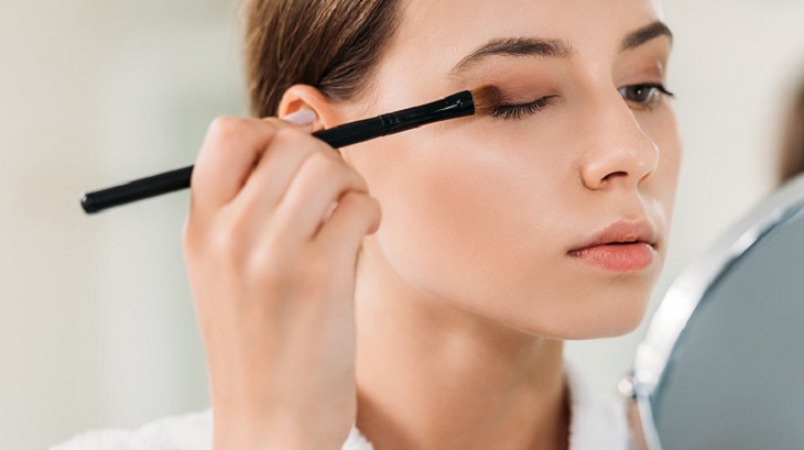 Thoa phấn mắt lên mí mắt trước khi trang điểm để giữ đường eyeliner cho mí mắt dầu lâu hơn