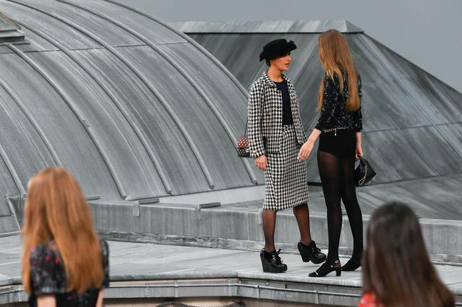 gigi hadid chanel crash