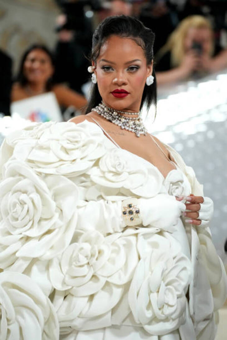Mặc dù tới trễ nhưng Rihanna vẫn chiếm trọn spotlight.