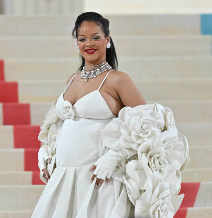 Hot mom Rihanna tại Met Gala 2023.