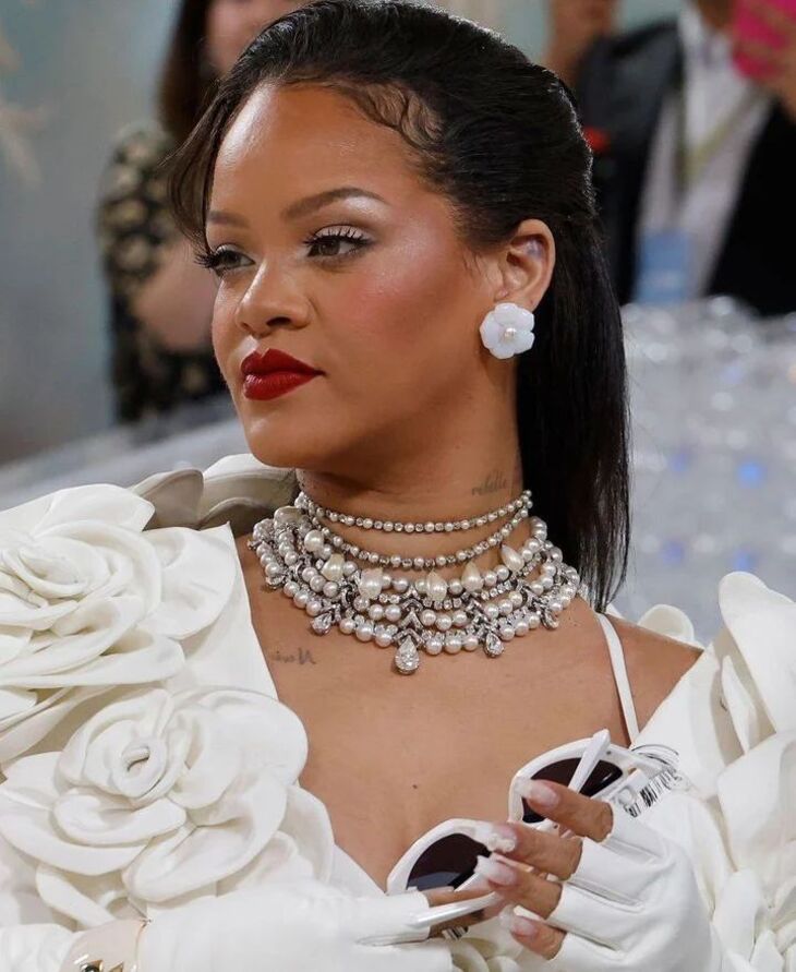 Rihanna thu hút ánh nhìn nhờ phong cách độc đáo tại Mệt Gala 2023.