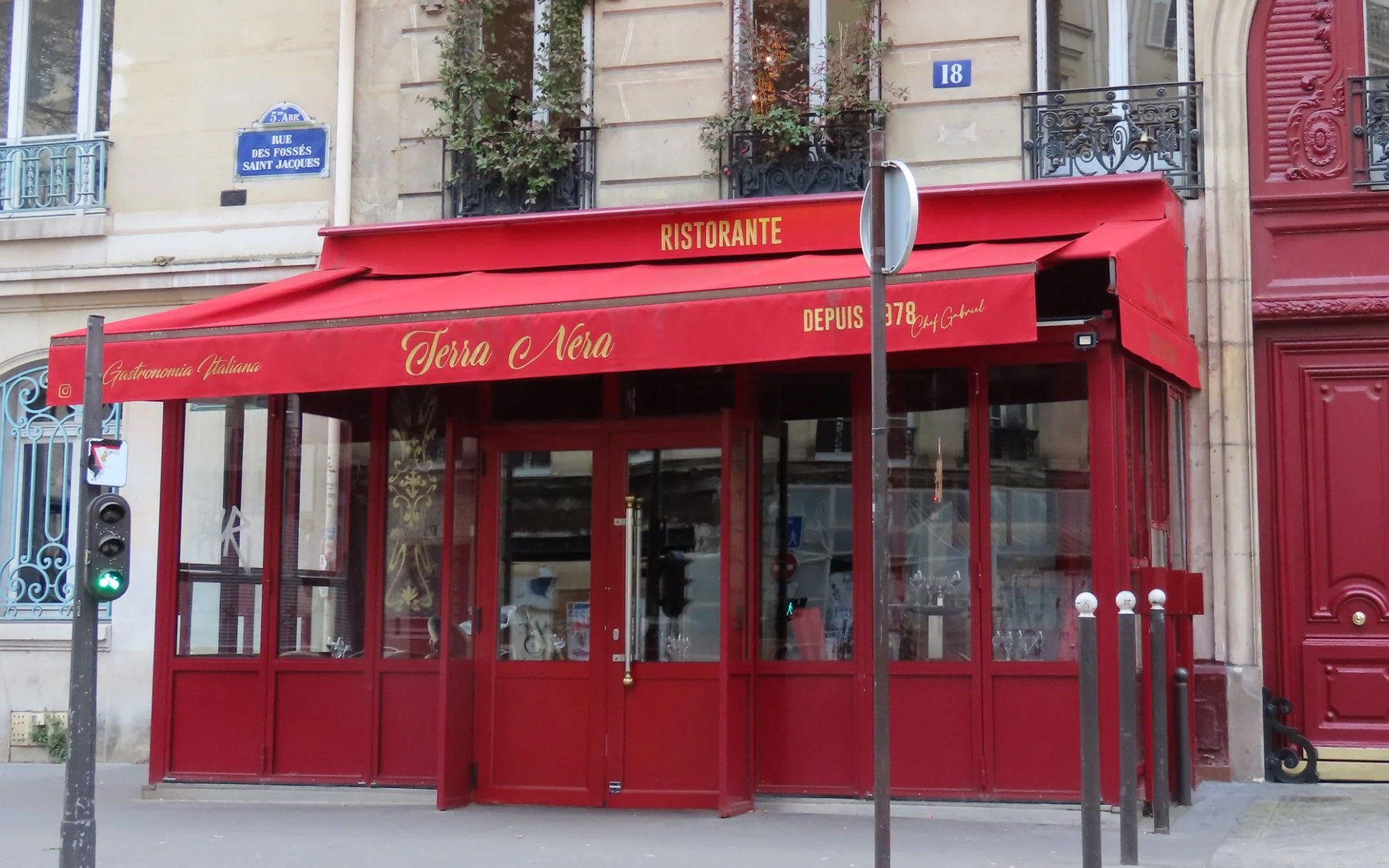 Khám phá 10 địa điểm du lịch đặc sắc trong “Emily In Paris” mùa 4 | ELLE