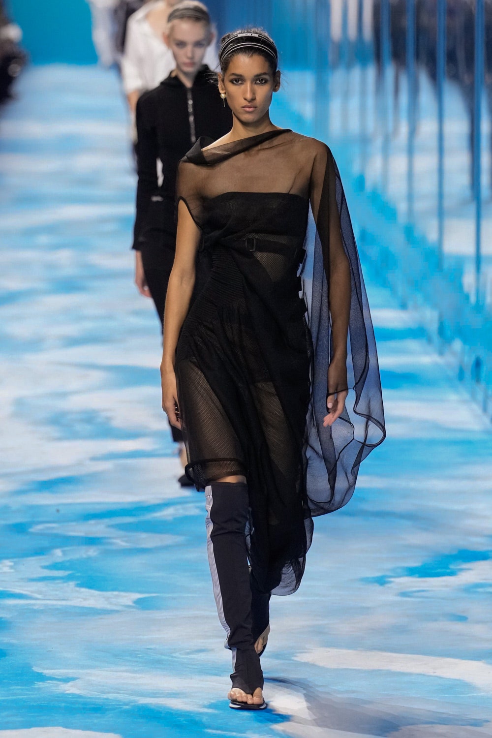 đầm voan đen Dior
