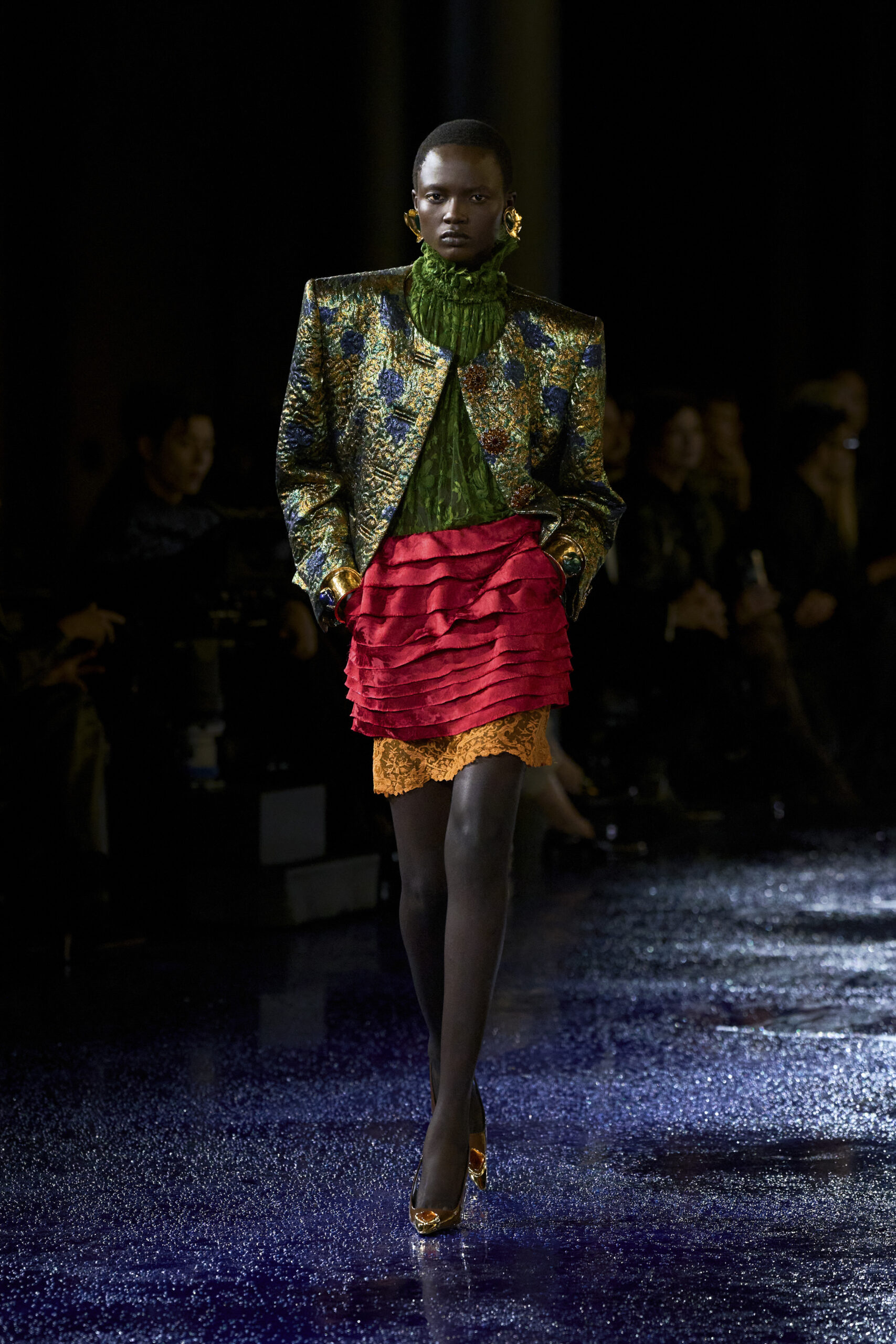 Saint Laurent chân váy đỏ