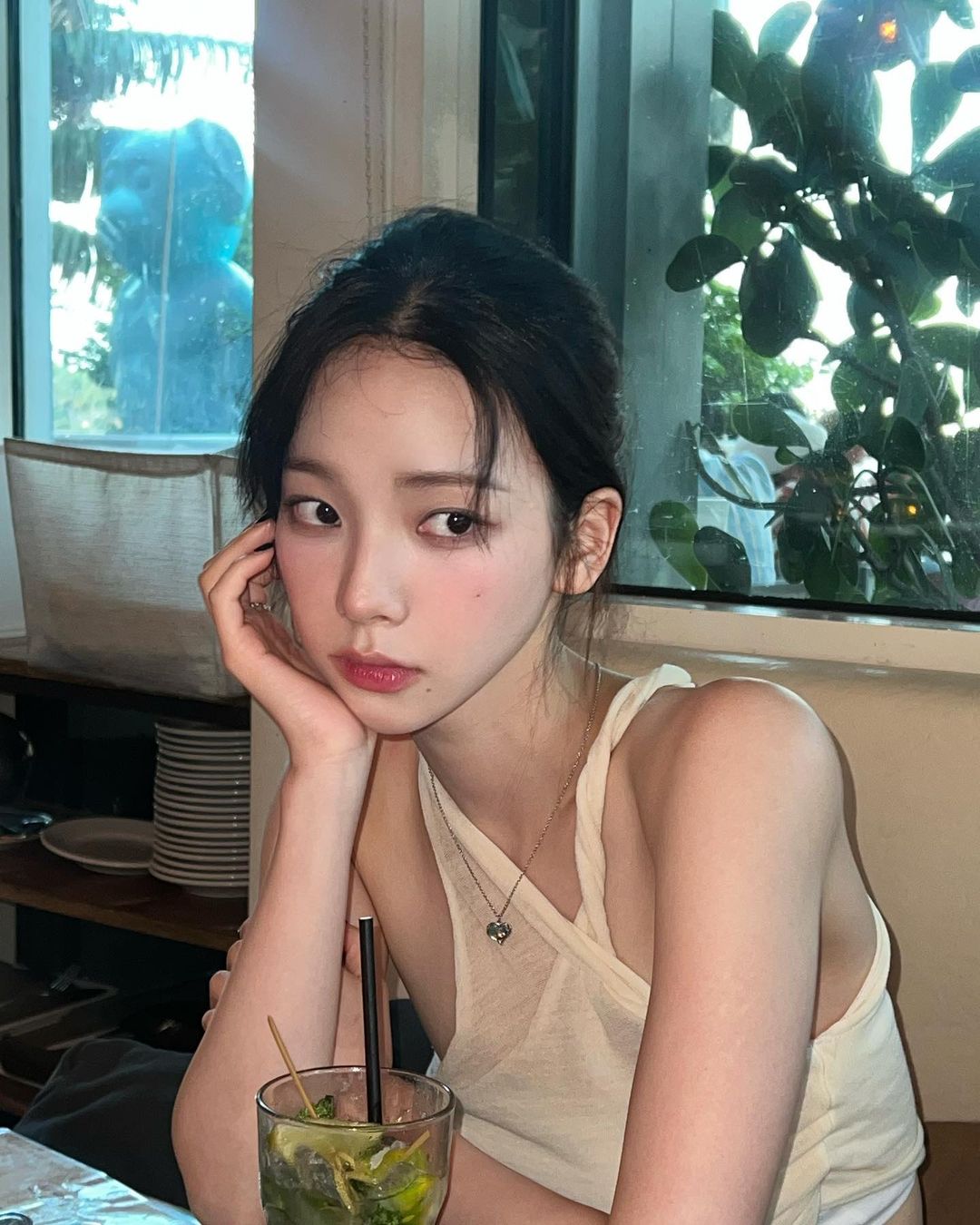 tạo dáng tự nhiên quán cà phê