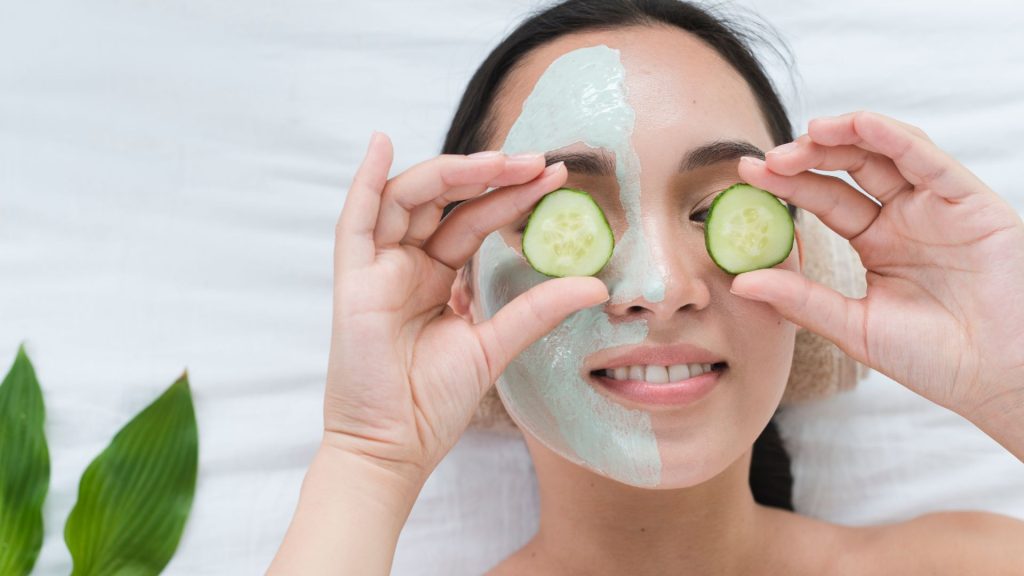 cô gái đắp mặt nạ dưa leo - tẩy da chết