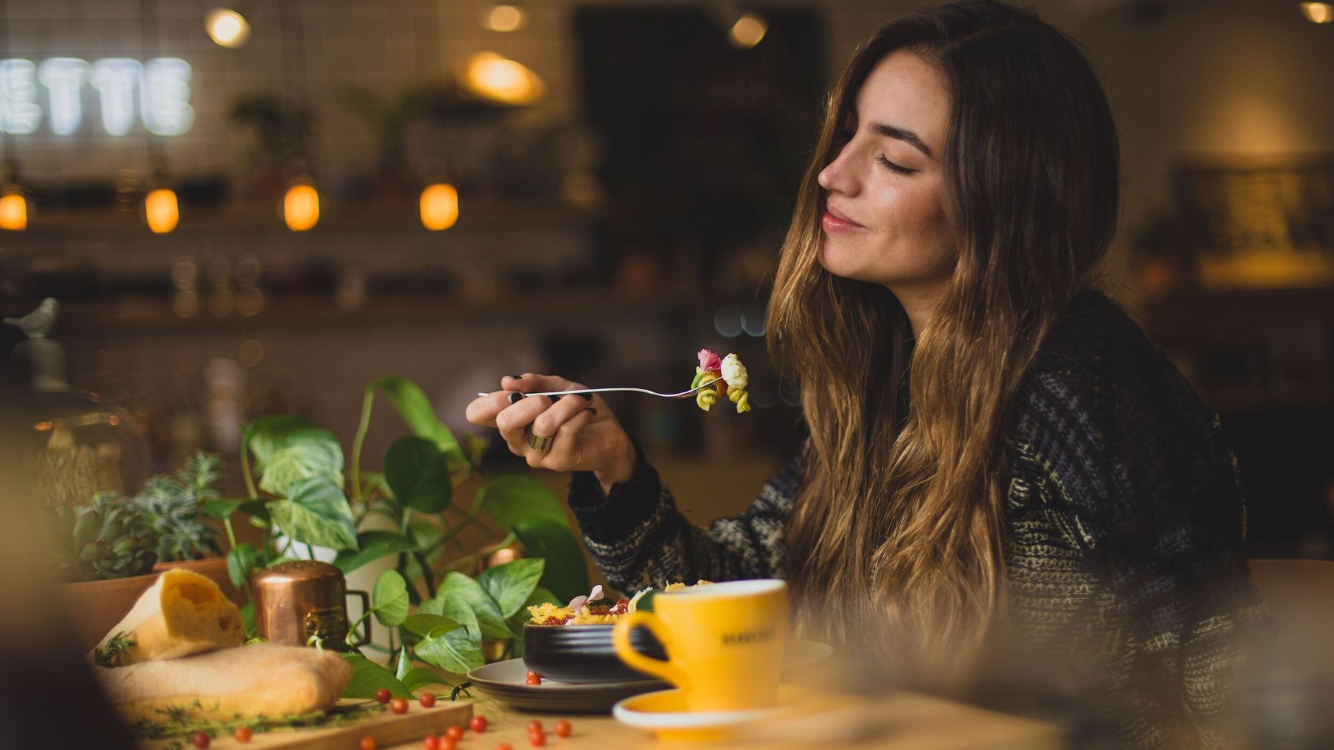 Cô gái ăn salad rau củ