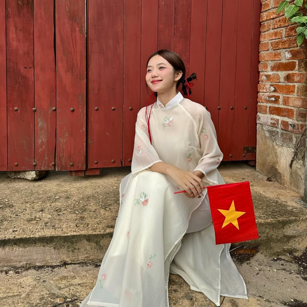 Hai cô gái mang áo dài hoa cùng với tóc tết