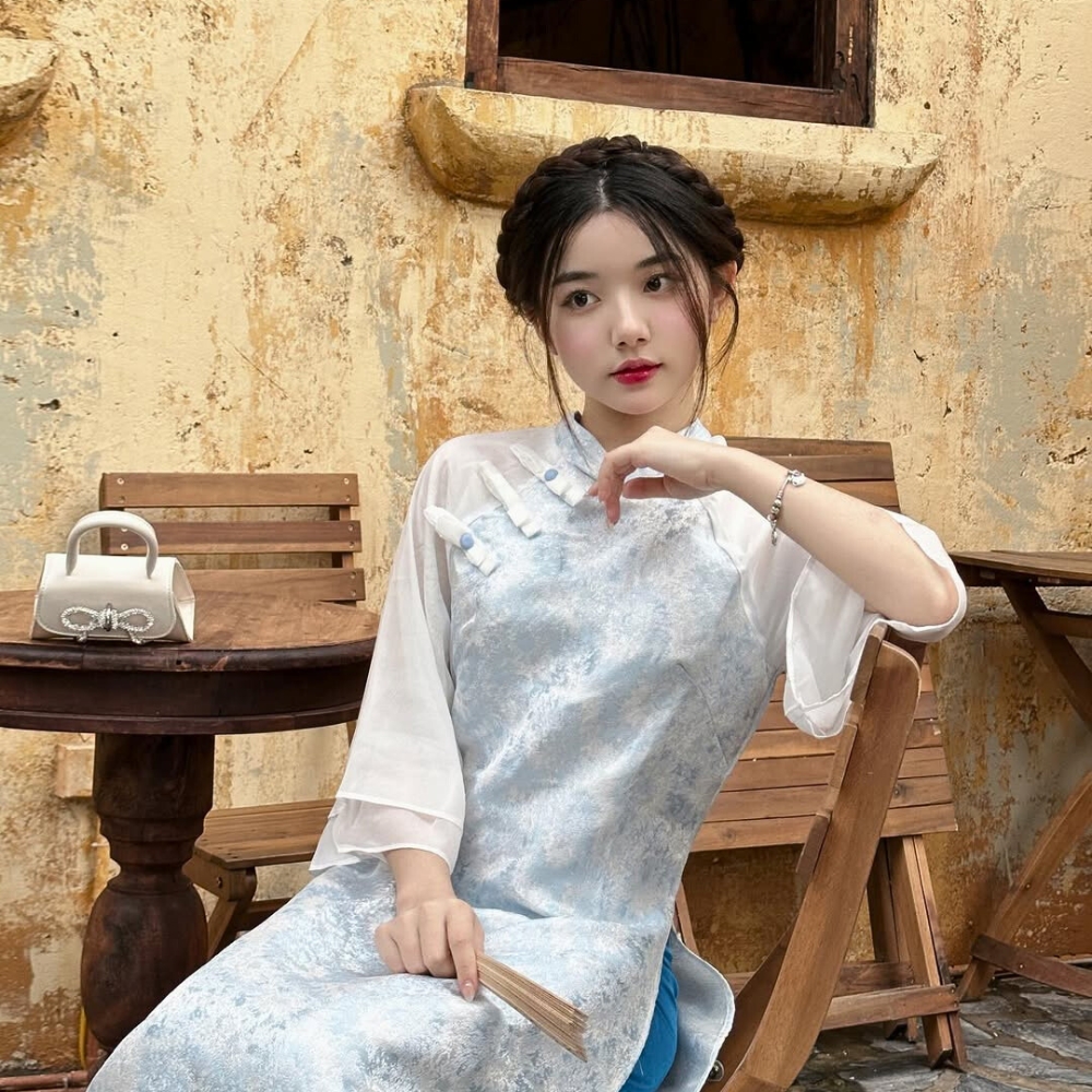 Cô gái mang áo dài và đội mấn màu hồng