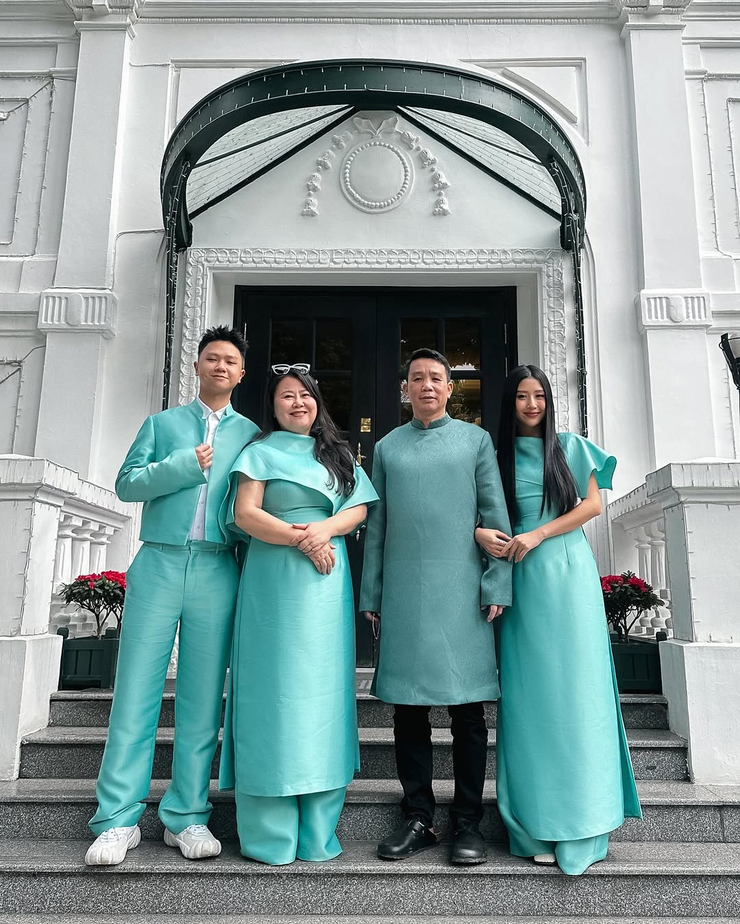 trang phục Tết 2018 gia đình quỳnh anh shyn