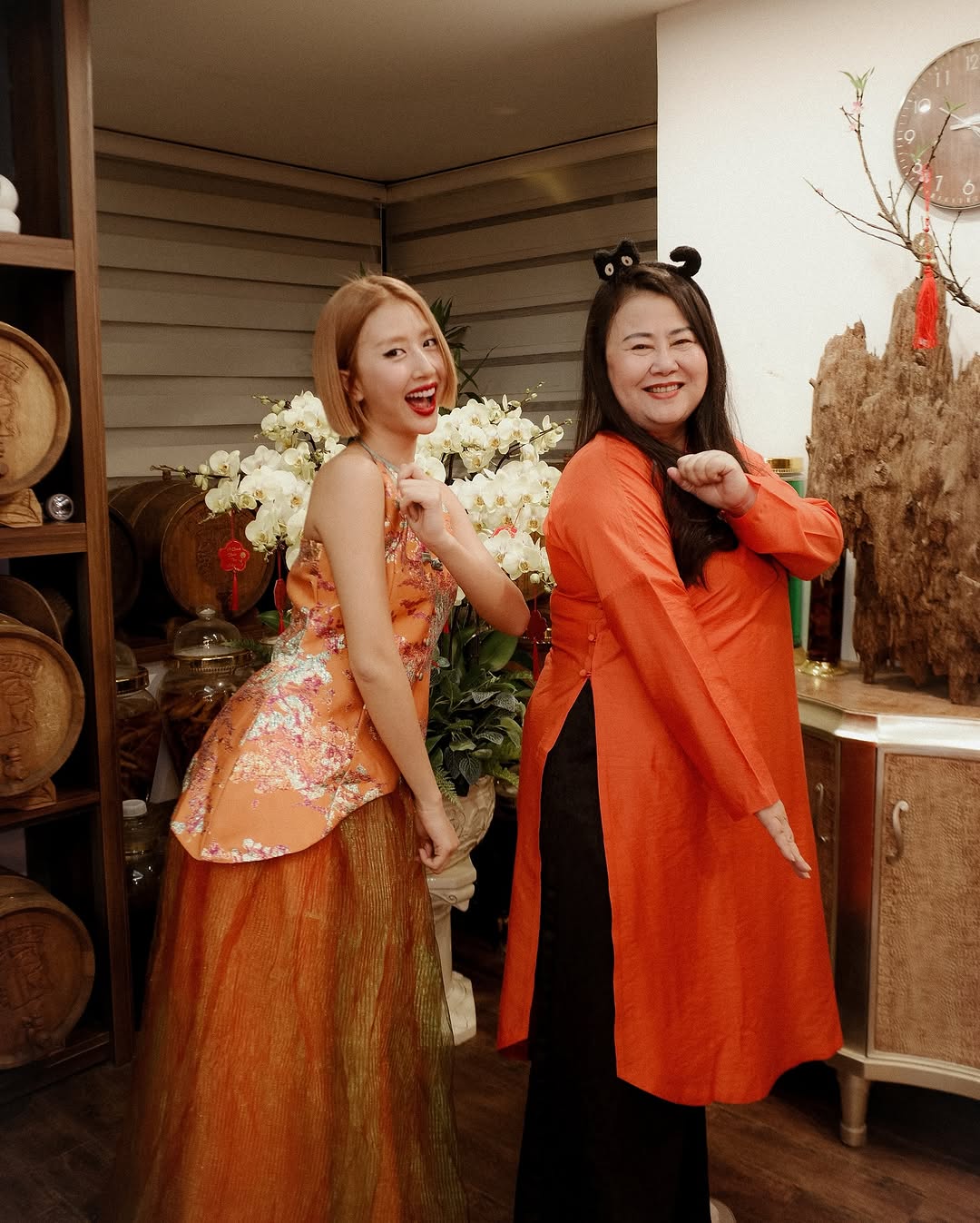 trang phục Tết màu xanh ngọc gia đình quỳnh anh shyn