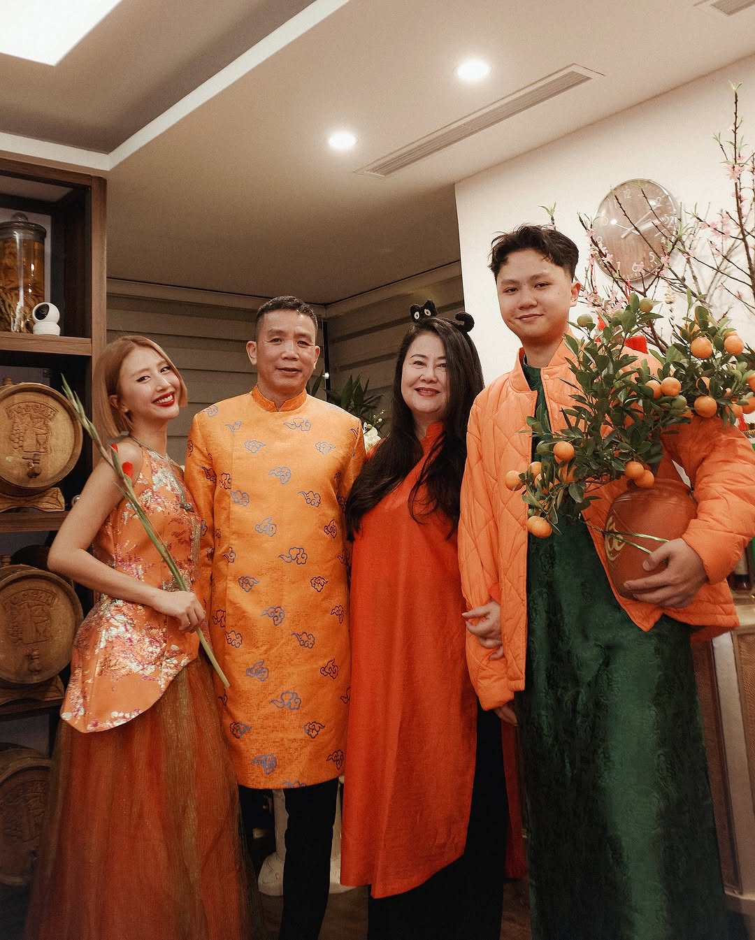trang phục Tết 2024 gia đình quỳnh anh shyn