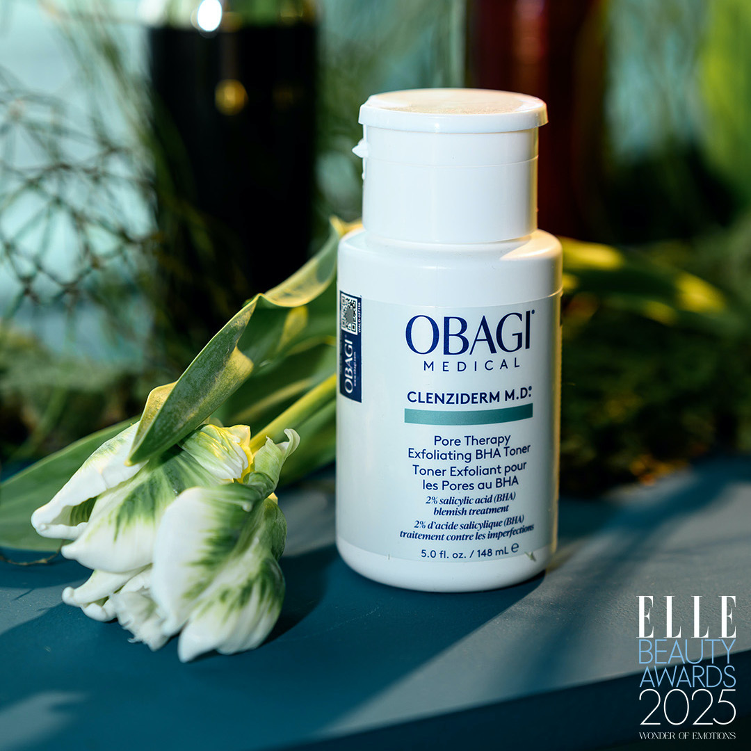 OBAGI Clenziderm M.D. Pore Therapy Exfoliating BHA Toner nổi bật giữa phông nền thiên nhiên, vinh dự đạt giải thưởng ELLE Beauty Awards 2025.
