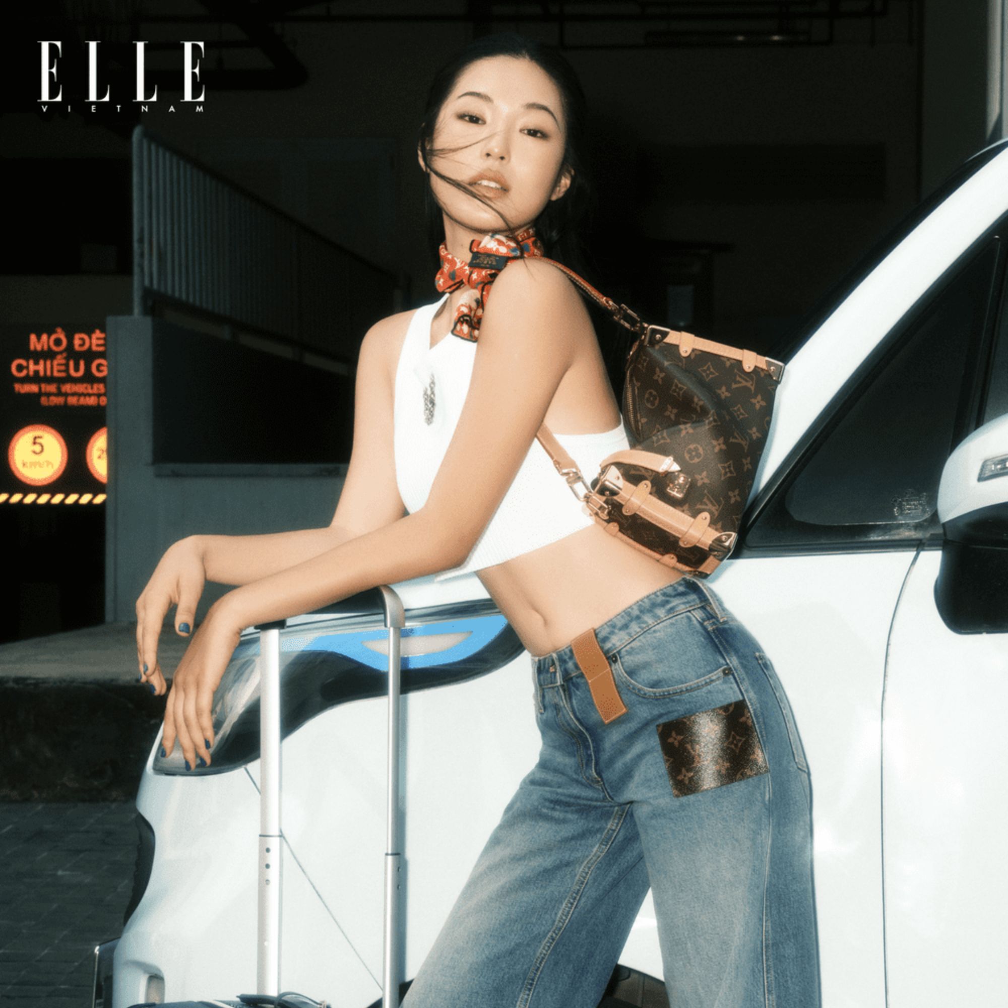 cô gái ELLE mang vali có tài chính ổn định