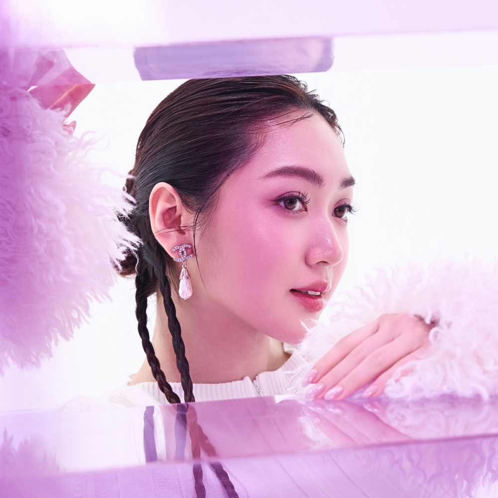 Chloe Nguyễn thắt tóc