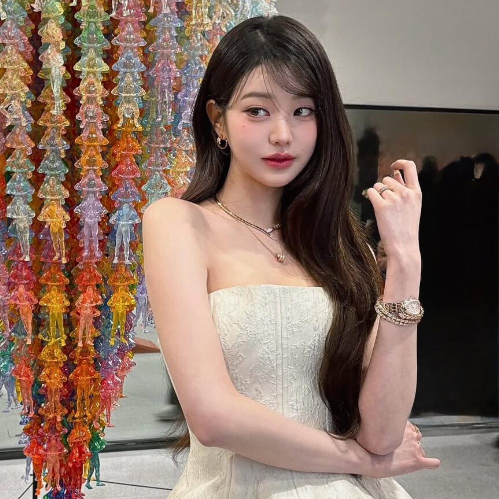 Jang Won Young (IVE) mang đầm cúp ngực và để tóc mái lệch ngôi 7:3