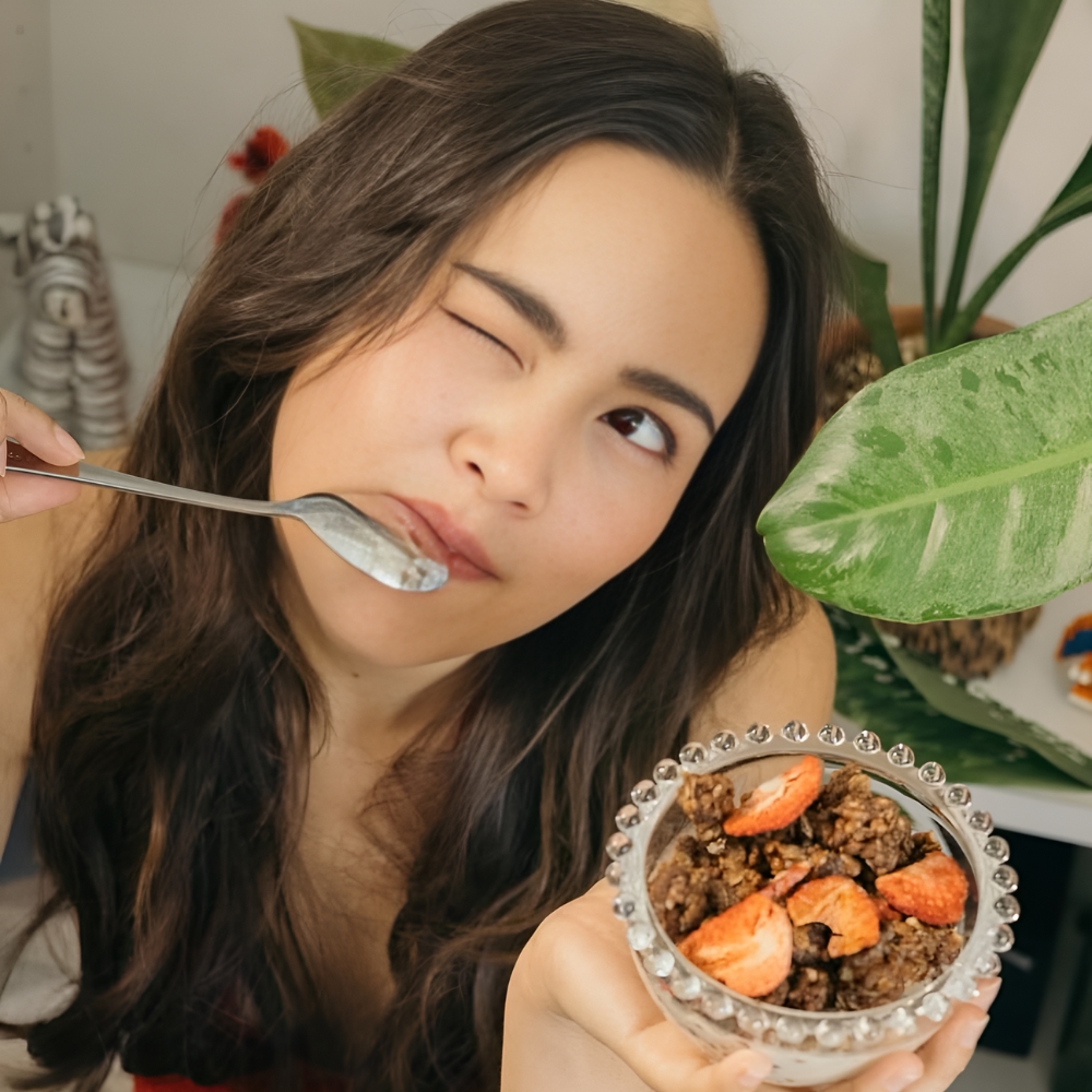 Nữ diễn viên Yaya Urassaya tạo dáng bên chén hạt granola.