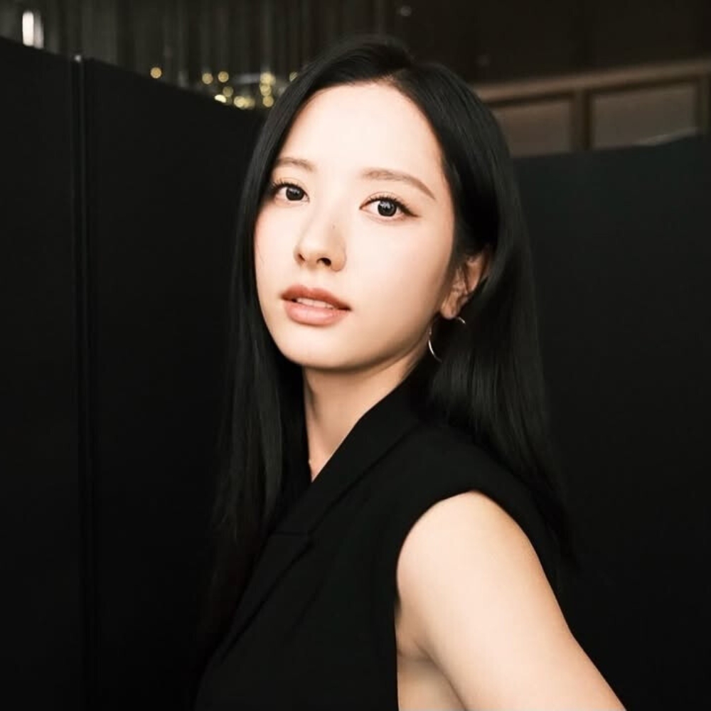 Kim Ji Yeon mang trang phục đen