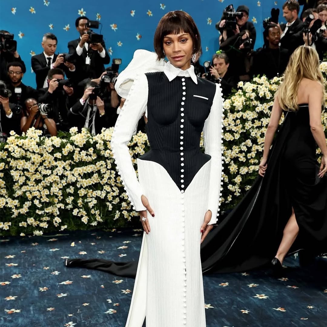Zoe Saldaña tại Met Gala trong trang phục trắng đen