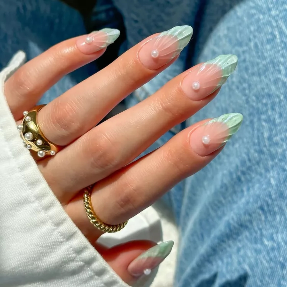 Mẫu nail xanh bạc hà đính hạt ngọc trai.