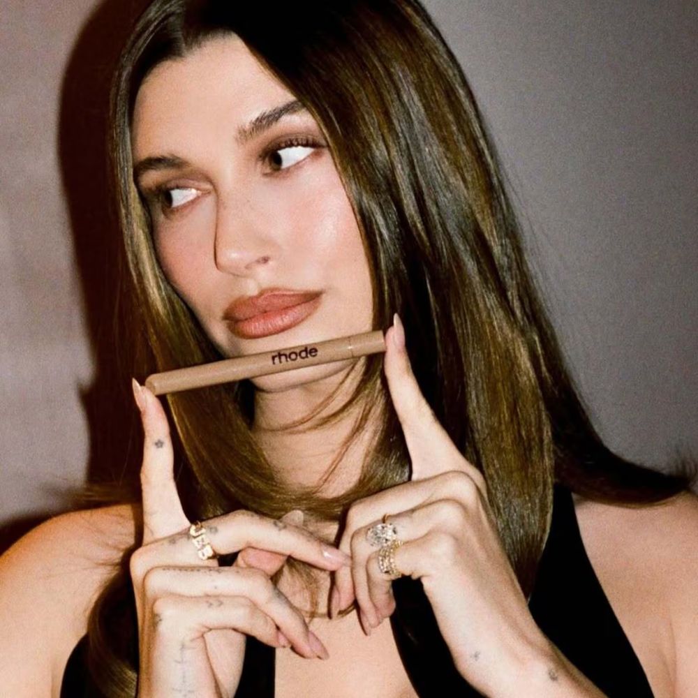 Hailey Bieber chụp hình với sản phẩm thương hiệu Rhode