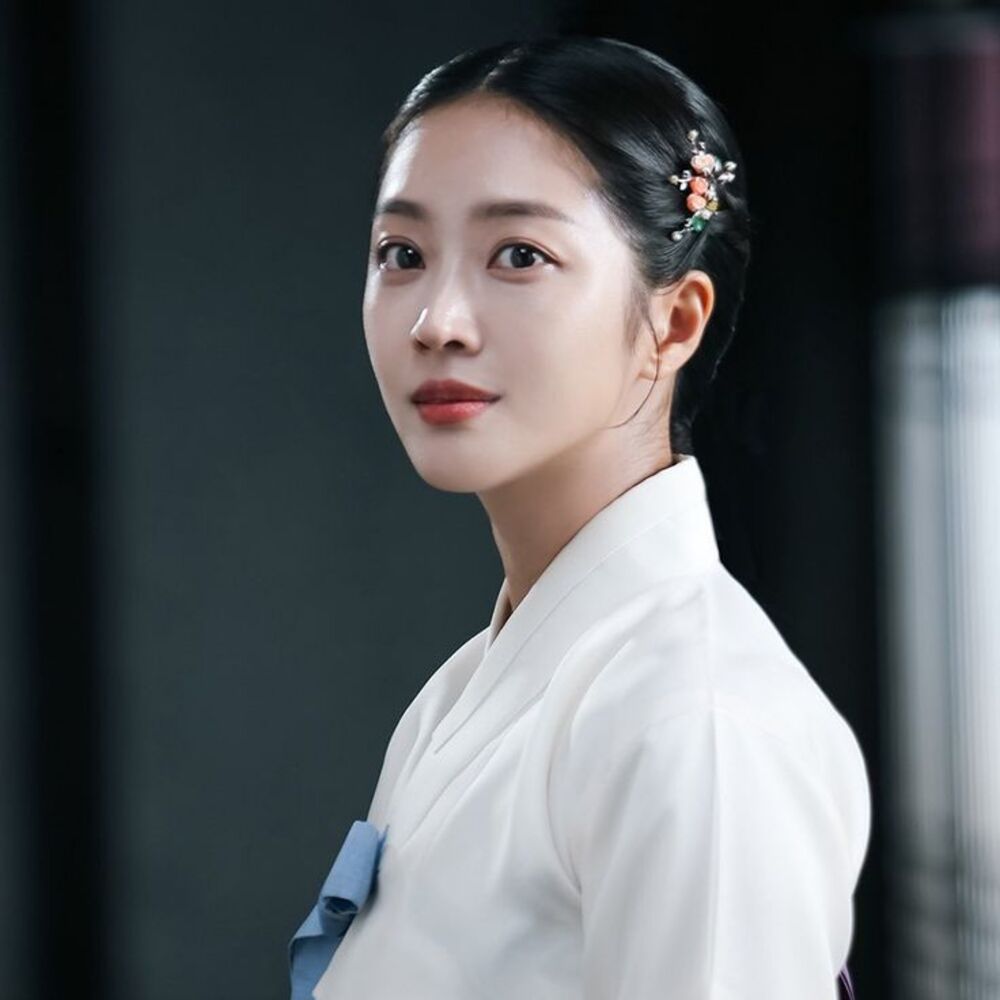 Jo Bo Ah tỏa sáng với làn da rạng rỡ trong cảnh phim Nuốt Vàng.