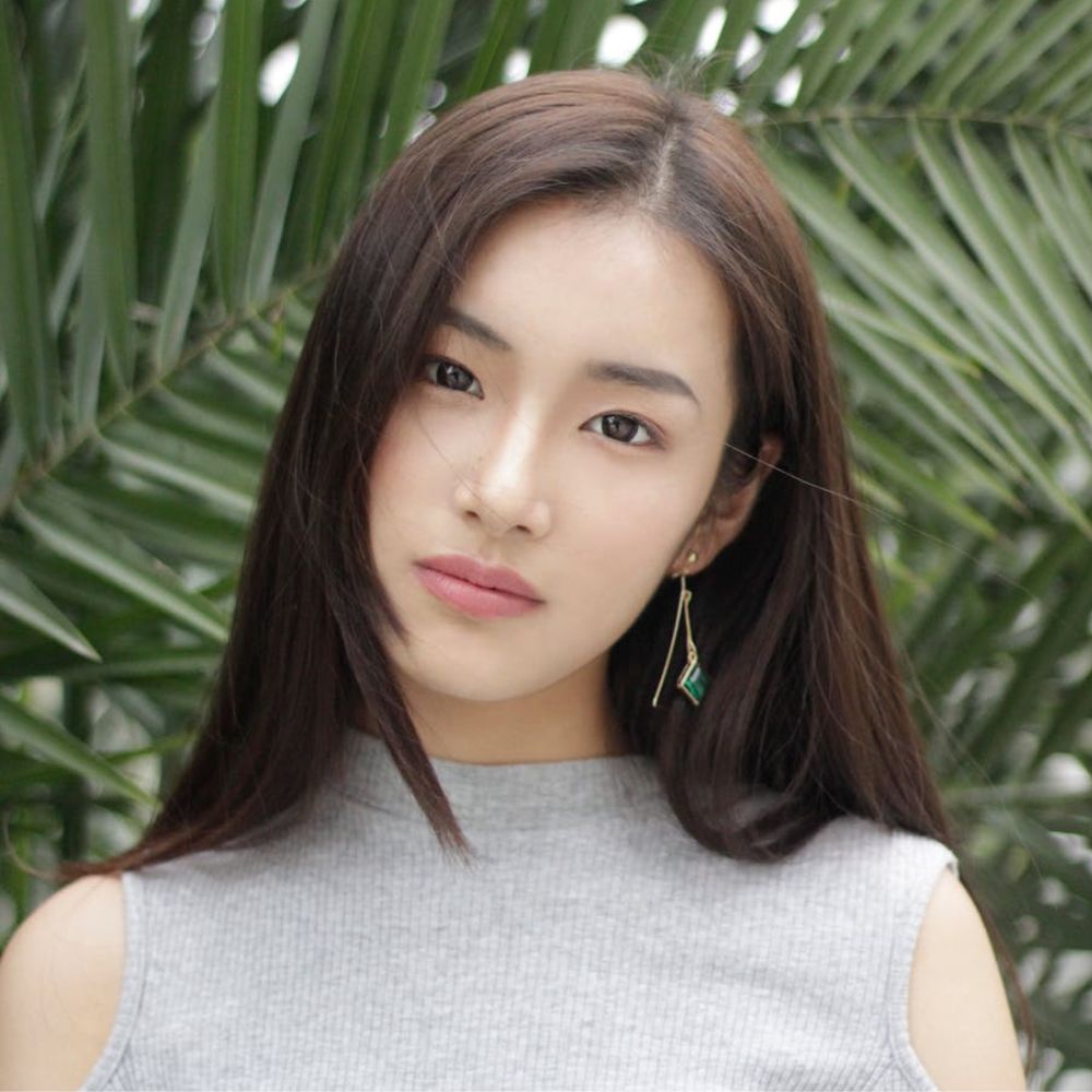 Người phụ nữ với làn da sáng mịn và mái tóc suôn dài – hình ảnh thể hiện hiệu quả của việc làm đẹp tự nhiên từ nguyên liệu như đậu bắp.