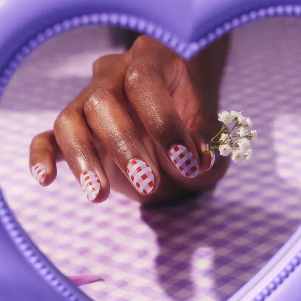 Kiểu nail gingham đỏ hồng