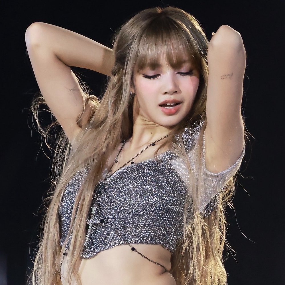 Lisa BLACKPINK với phong cách trang điểm mắt nhũ hồng nhẹ