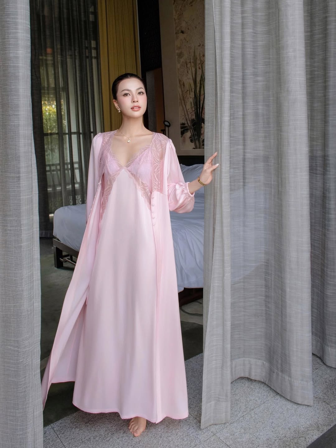 Sự tối giản trong kiểu dáng và màu sắc khiến bộ đồ ngủ lụa mang tinh thần “quiet luxury” hiện đại.