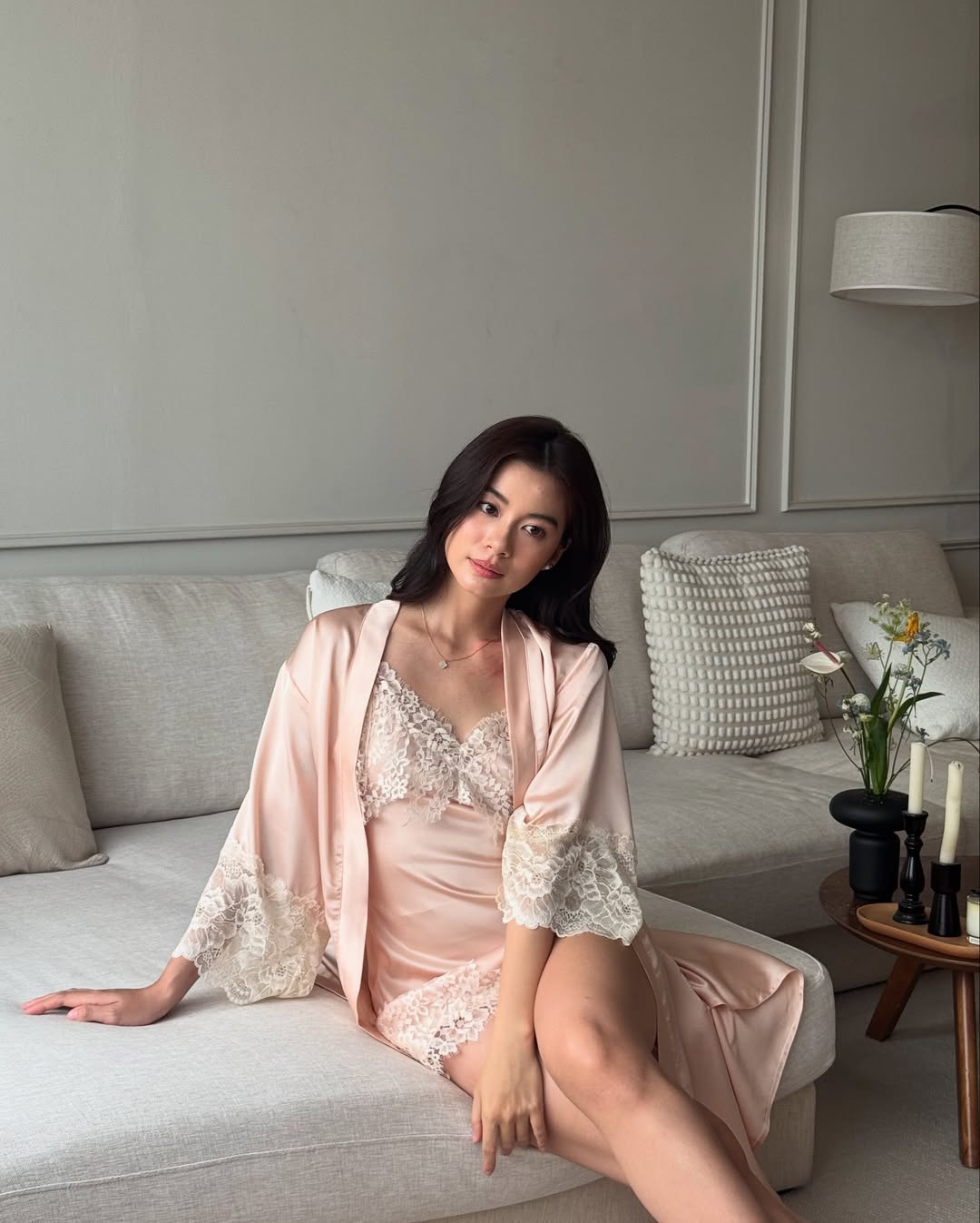 Áo choàng lụa dáng ngắn khoác hờ bên ngoài váy ngủ tạo nên vẻ quyến rũ kín đáo đầy tinh tế.