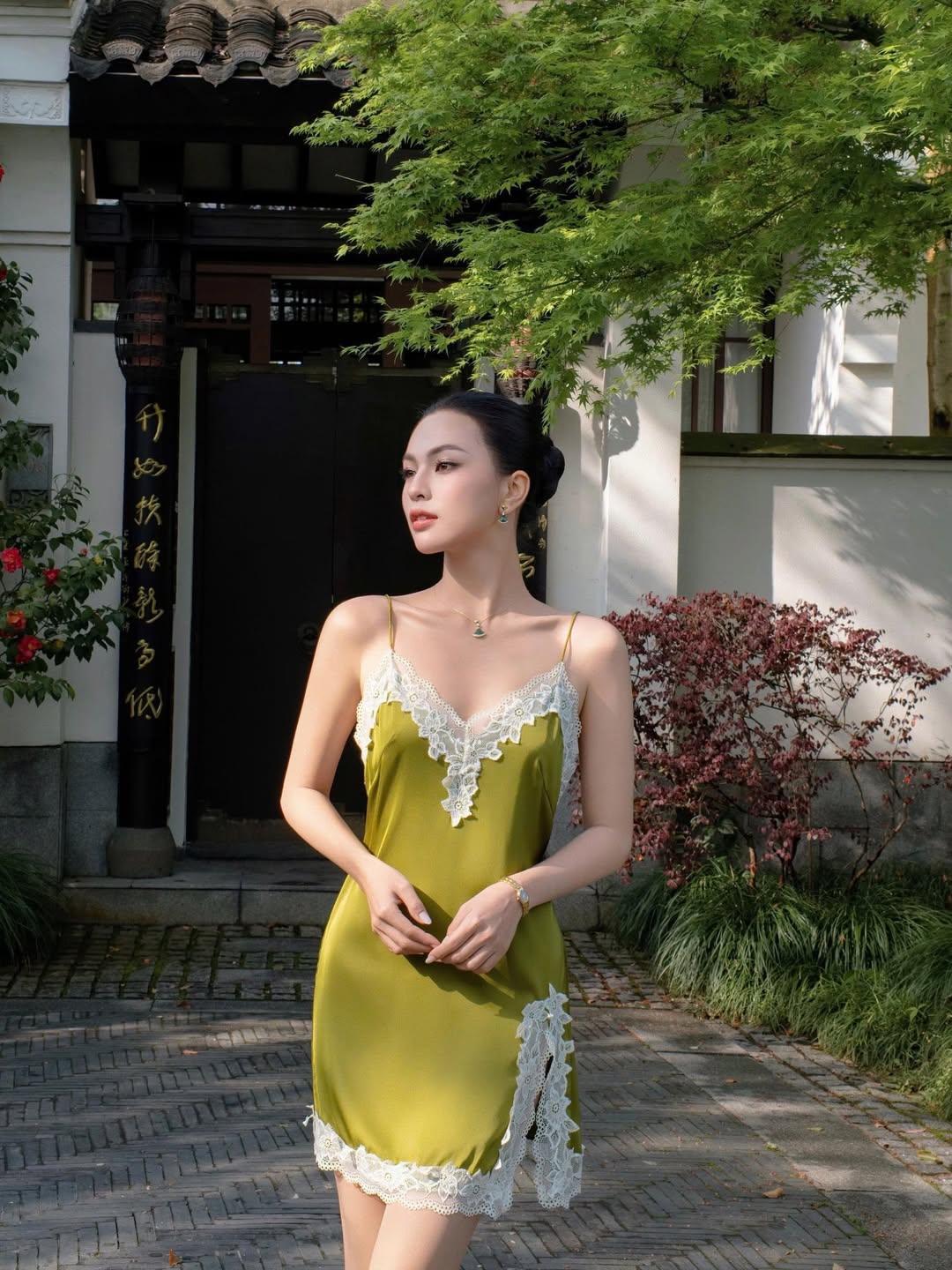 Một chiếc slip dress lụa ngắn là lựa chọn hoàn hảo cho những buổi tối cần sự thoải mái nhưng vẫn thanh lịch.