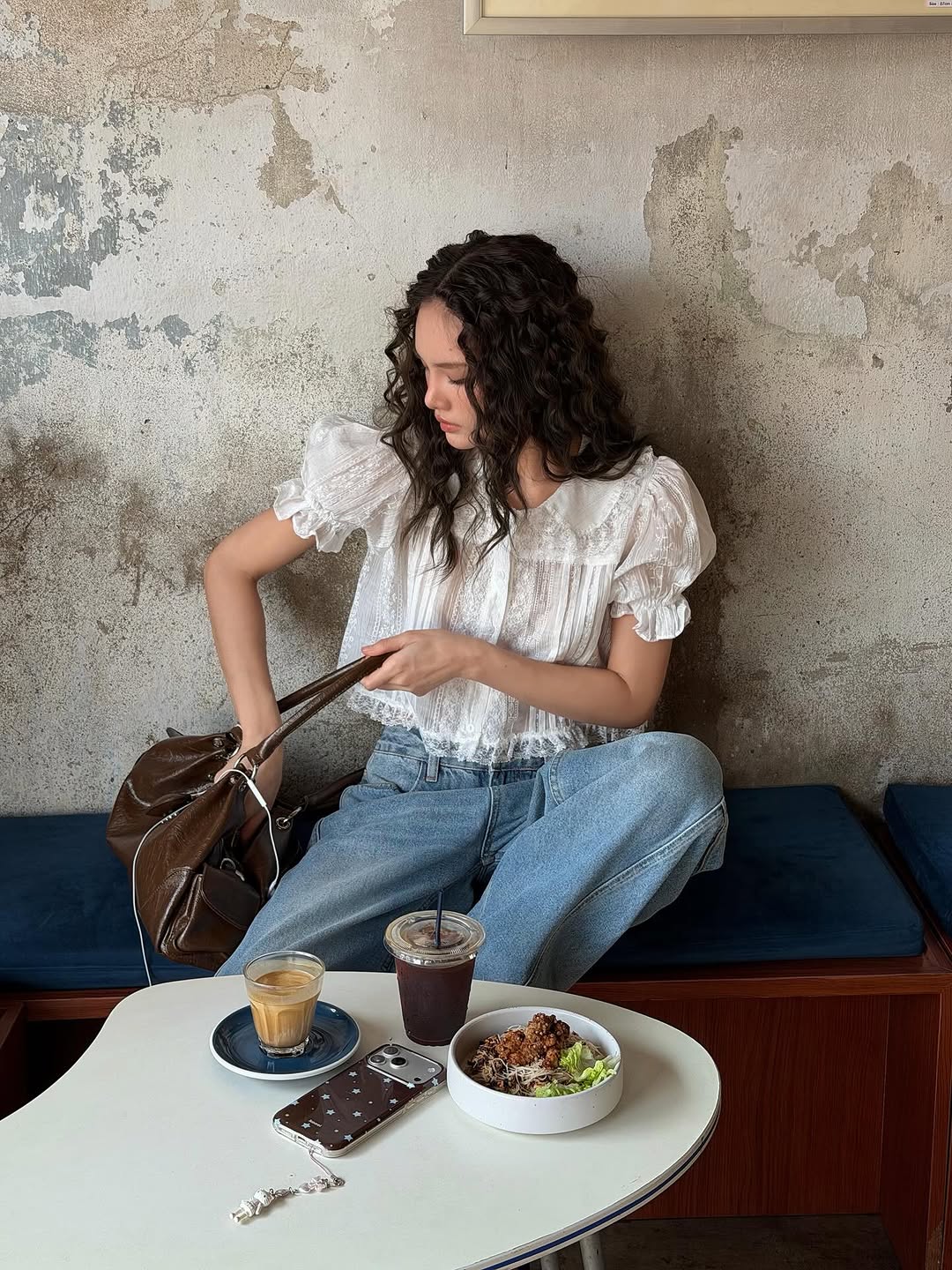 Áo ren và quần jeans