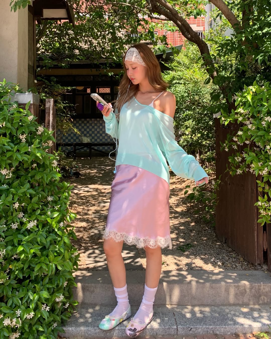 Sắc xanh Tiffany Blue "phủ sóng" các bản phối OOTD đón Hè của giới mộ điệu.