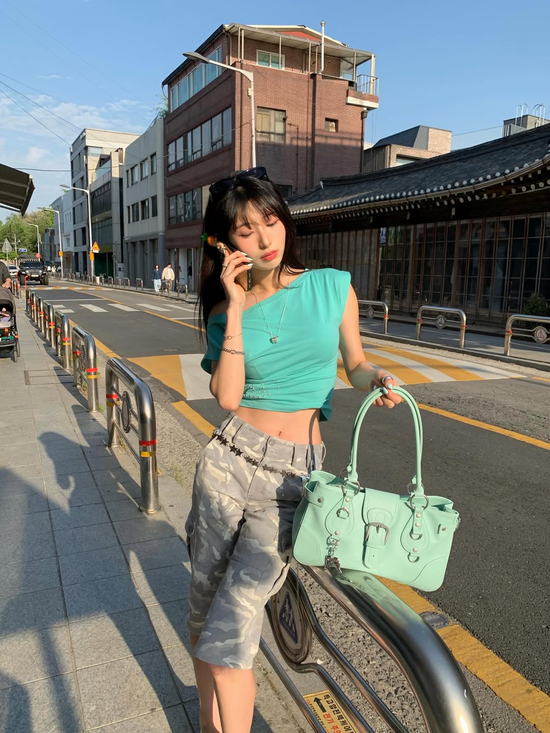 Nhấn nhá outfit dạo biển bằng chiếc túi da thuộc cỡ lớn mang hơi thở tự do.