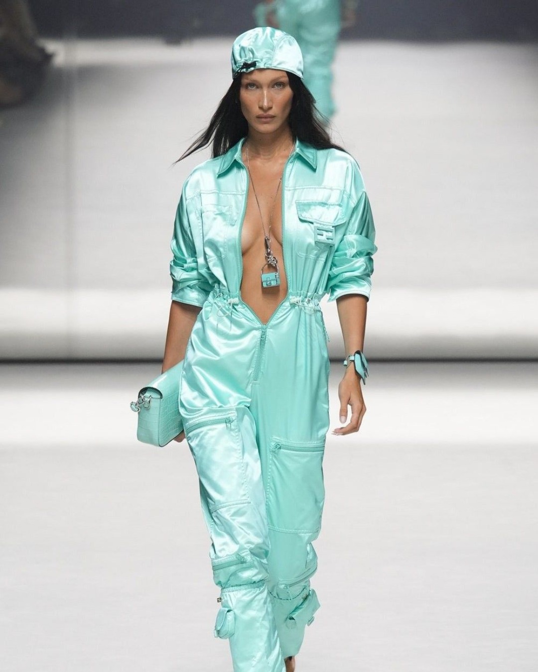 Sắc xanh Tiffany Blue "phủ sóng" các bản phối đón Hè của giới mộ điệu.