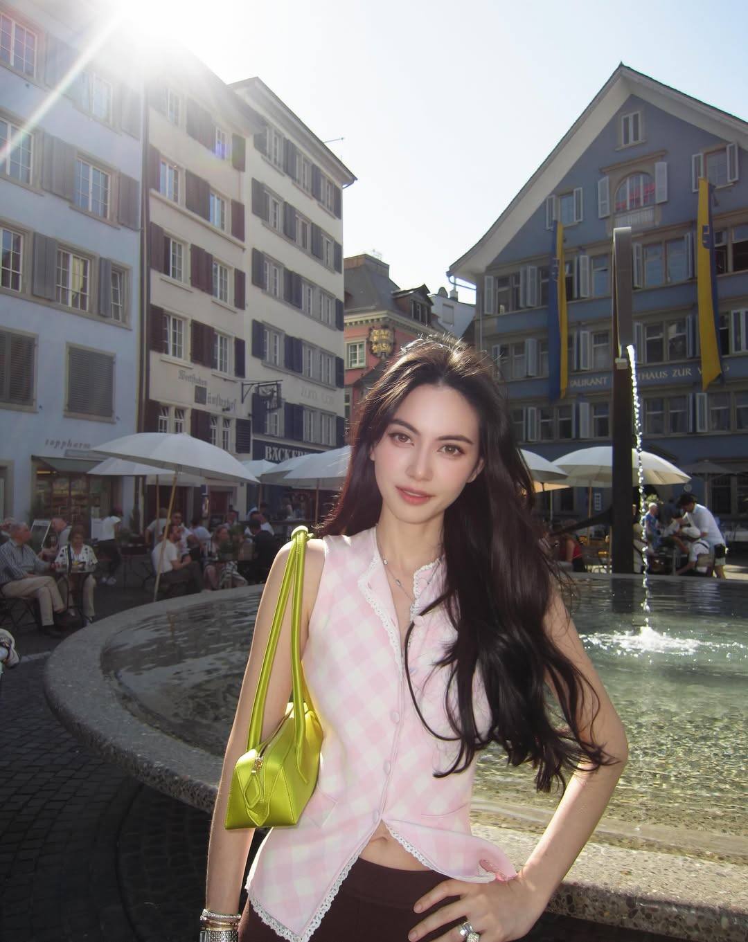 Mai Davika trong chuyến du lịch Châu Âu