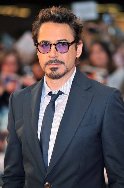 Robert Downey Jr (75 triệu đô)<br/></noscript>The Avengers là bộ phim có doanh thu cao thứ 3 mọi thời đại và Robert Downey Jr. là ngôi sao nhận được thù lao cao nhất. Bên cạnh đó, thành công vang dội của Người sắt 3 cũng đã mang lại nguồn thu khá khá cho Robert.