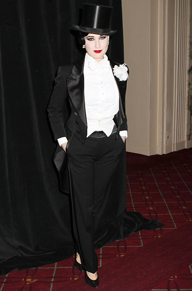 Dita Von Teese trong bộ vest đuôi tôm và gương mặt trang điểm trắng bệt.