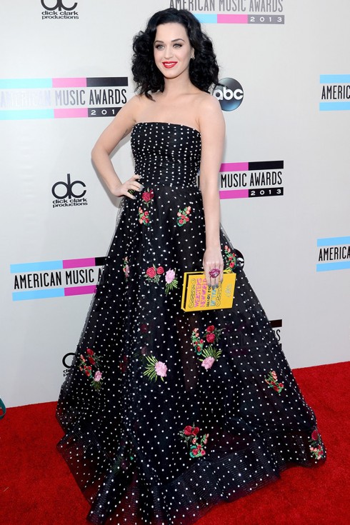 Katy Perry chọn đầm thêu hoa, thiết kế mới nhất của Oscar de la Renta. Ca sĩ
