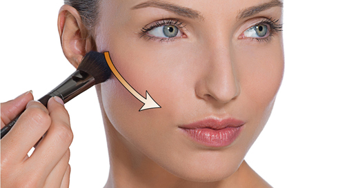 Làm mềm mại đi khuôn mặt vuông: Thoa một lớp mỏng lên gò má và đậm dần hướng xuống phần hõm của má. Sau đó lướt nhẹ cọ vòng qua 2 bên thái dương để tạo một đường viền mờ ảo làm nhòa đi các góc cạnh.