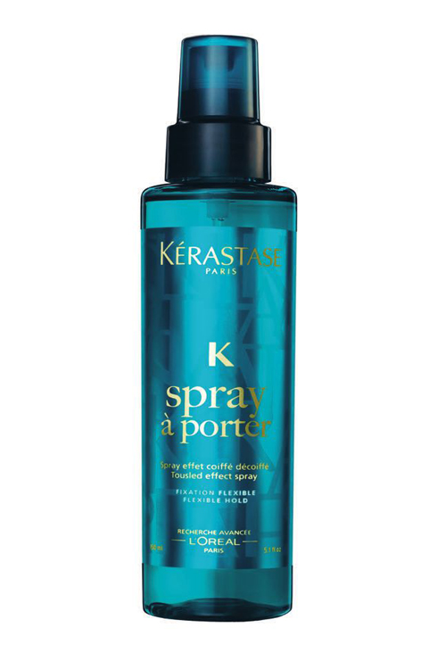 Tạo kiểu tóc: Spray à Porter, Kerastase. “Đây là loại keo xịt tóc có thành phần chống tia UV, tạo hiệu ứng tóc
xoắn rối tự nhiên. Một
sản phẩm không thể thiếu khi đi biển”. Tanvi Dagli – Beauty Editor, ELLE India.