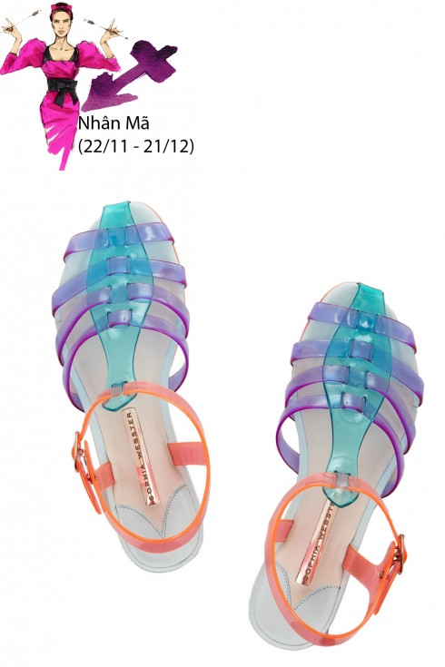Nhân Mã (22/11 - 21/12)<br/>Những rạn nứt âm thầm giữa bạn và người ấy sẽ lộ rõ hơn trong tuần này. Bạn nên bình tĩnh, tránh để xảy ra cãi vã vì cuối cùng người chịu thiệt sẽ là bạn. Tuần này sẽ có tin vui trong gia đình. Niềm vui chung này sẽ giúp Nhân Mã cởi bỏ được ưu phiền cá nhân. Tuy vậy, công việc không được thuận lợi như bạn đã kì vọng.
<br>
Đôi sandals sắc màu tươi sáng bằng nhựa trong của Sophia Webster báo hiệu những tin vui sẽ đến tới tấp với bạn, nhưng cũng nhắc nhở bạn hãy chú ý tới vui buồn của người bạn yêu, đừng để họ cô đơn vì tính vô tâm của Nhân Mã nữa.