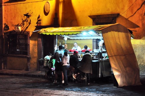 Tacos ngon nhất tôi từng ăn trong một tháng rưỡi ở Mexico là của chiếc xe vỉa hè này, ở thành phố San Miguel de Allende