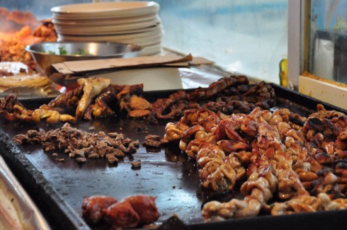Nhân tacos được làm nóng, cắt nhỏ trên chảo trước khi rắc lên bánh bột ngô tortilla