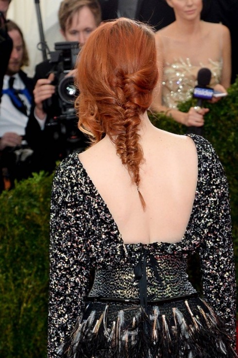 Kiểu tóc tết bím kiểu đuôi cá, với vài lọn buông lơi của Kristen Stewart.