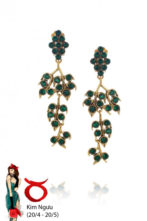 Kim Ngưu (20/4 - 20/5):<br/>Sự bộc trực là ưu điểm và cũng là nhược điểm của Kim Ngưu. Tuần này, rất có thể bạn sẽ tự mua vạ vào thân vì một phút không kiềm được nóng nảy. Lời khuyên cho Kim Ngưu là hãy tìm kiếm sự tịnh tâm càng sớm càng tốt. Tránh được rắc rối này, bạn sẽ có một tuần tương đối thanh thản và thuận lợi. Tài chính cũng gặp nhiều may mắn.
<br>
Hoa tai Oscar De La Renta đính ngọc lục bảo - đá quý hộ mệnh của Kim Ngưu, gia tăng trí tuệ và bảo vệ sức khỏe cho bạn khi đeo.