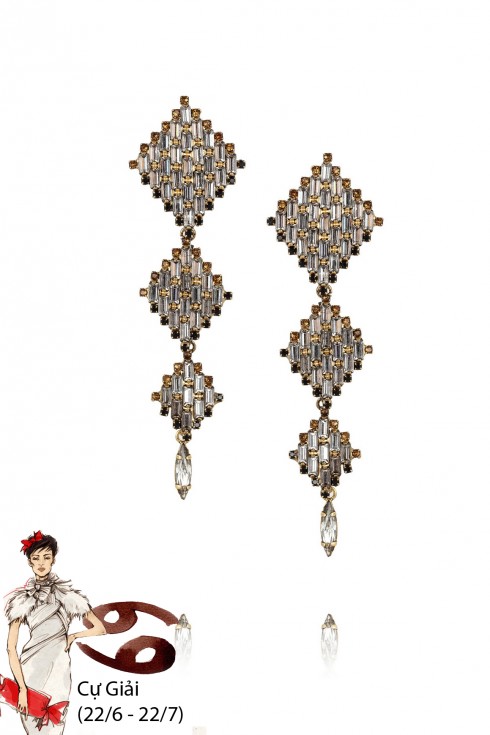 Cự Giải (21/6 – 20/7):<br/>Cự Giải là một trong những cung may mắn nhất tuần này. Dù điều bạn mong đợi không thành sự thực nhưng thời gian chờ đợi cũng đã mang đến cho Cự Giải những trải nghiệm thú vị. Tình cảm và công việc đều rất thăng hoa. Có thể bạn sẽ nhận được những phần thưởng lớn cho sự sáng tạo và nhiệt tình của mình.
<br>
Cự Giải cần đeo trang sức màu xám bạc trong tuần này để làm gia tăng may mắn về mặt tài chính trong tuần này. Không gì thích hợp hơn đôi hoa tai Erickson Beamon hình chuỗi lấp lánh này.
